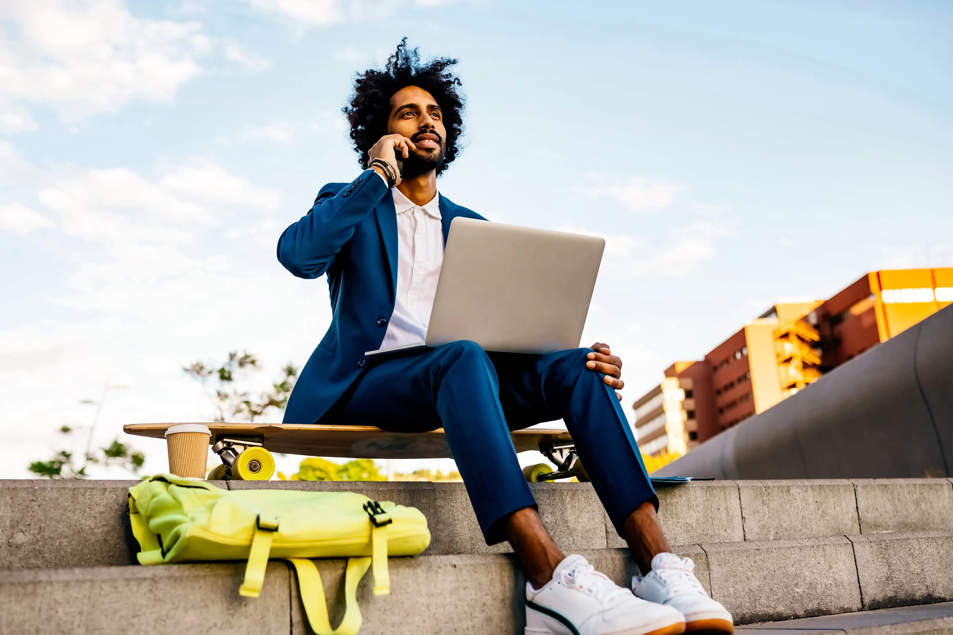 Zakelijke medewerker met mobiel en laptop